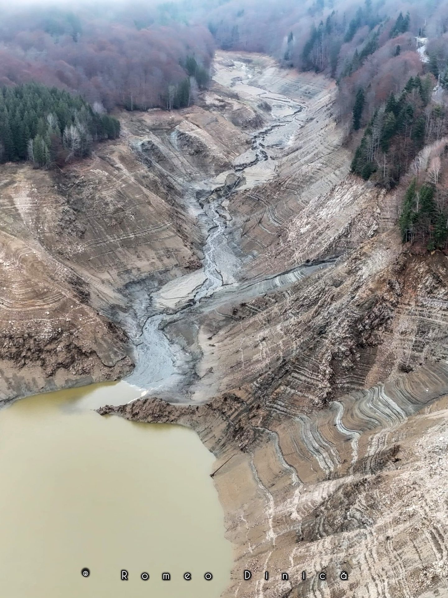 Vidraru revine la viață: Lacul începe să se umple după ample lucrări de modernizare Hidroelectrica a demarat procesul de umplere controlată a lacului de acumulare Vidraru, o etapă crucială după finalizarea lucrărilor de modernizare