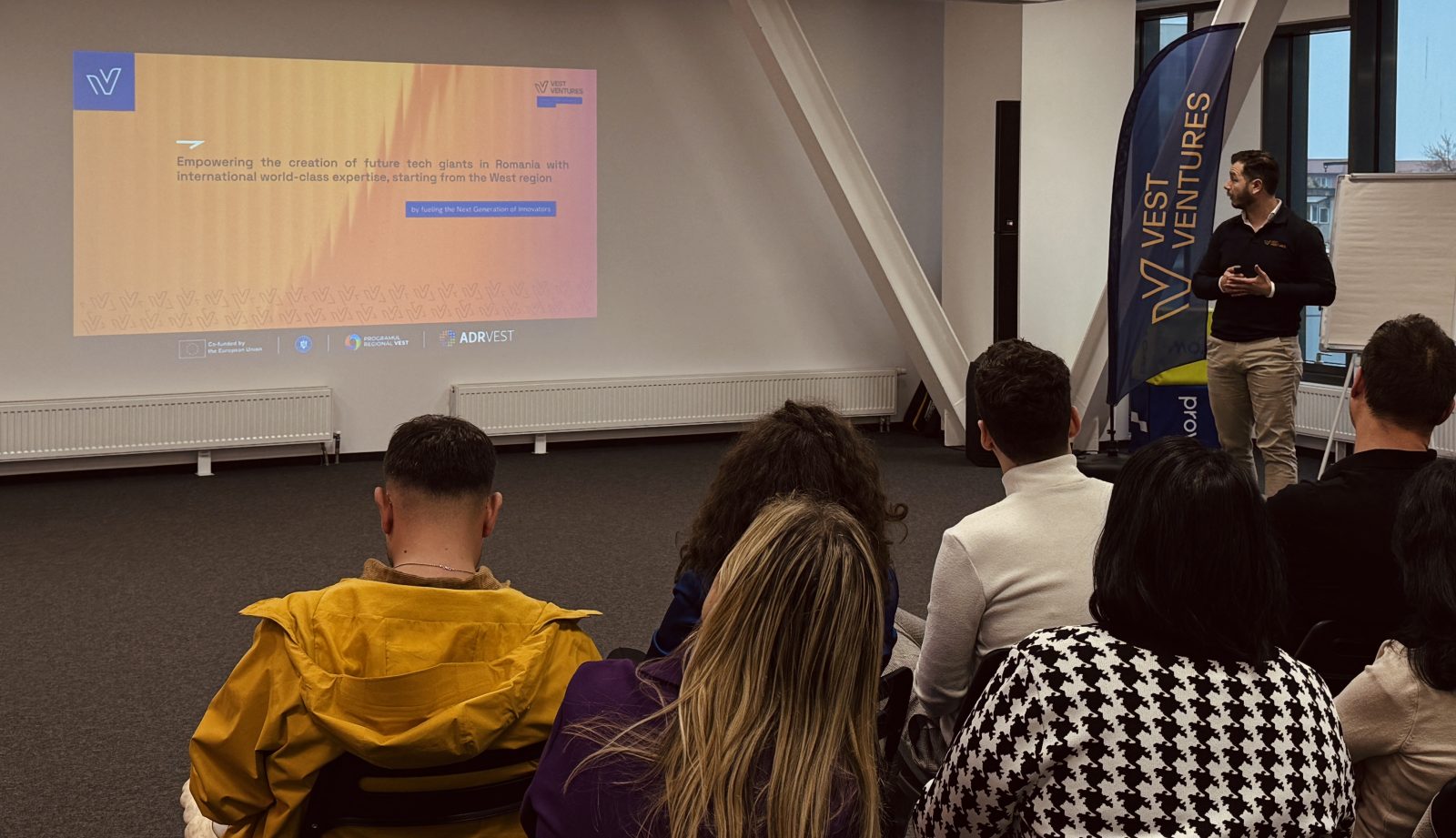 Vest Ventures lansează prima cohortă de startup-uri: un program de accelerare pentru inovatori români și europeni Timișoara – Nouă startup-uri din România și din Europa au fost selectate pentru a participa la prima cohortă a programului de accelerare Vest Ventures