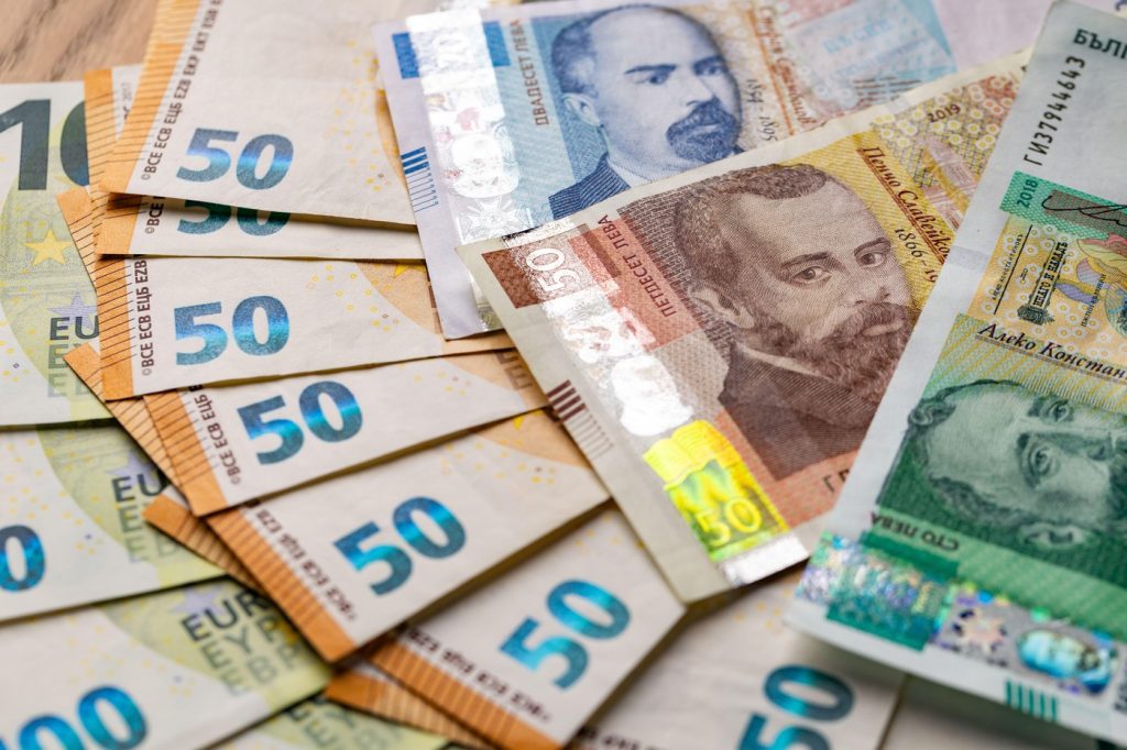 Unde schimbi leva: Ghid complet ca să nu pierzi bani la cursul valutar?