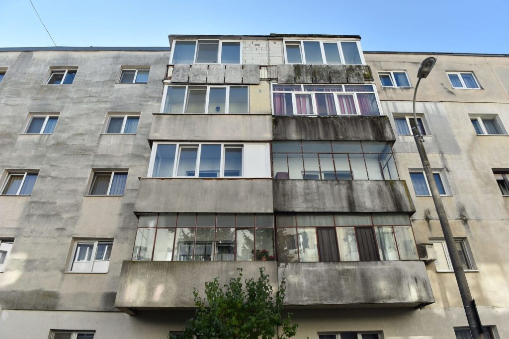 Un program pilot pentru instalarea de lifturi în blocurile fără acces facil ar putea schimba viața a zeci de mii de români Un proiect de lege care vizează instalarea de lifturi în blocurile din România care nu sunt dotate cu astfel de facilități a primit undă verde în comisii