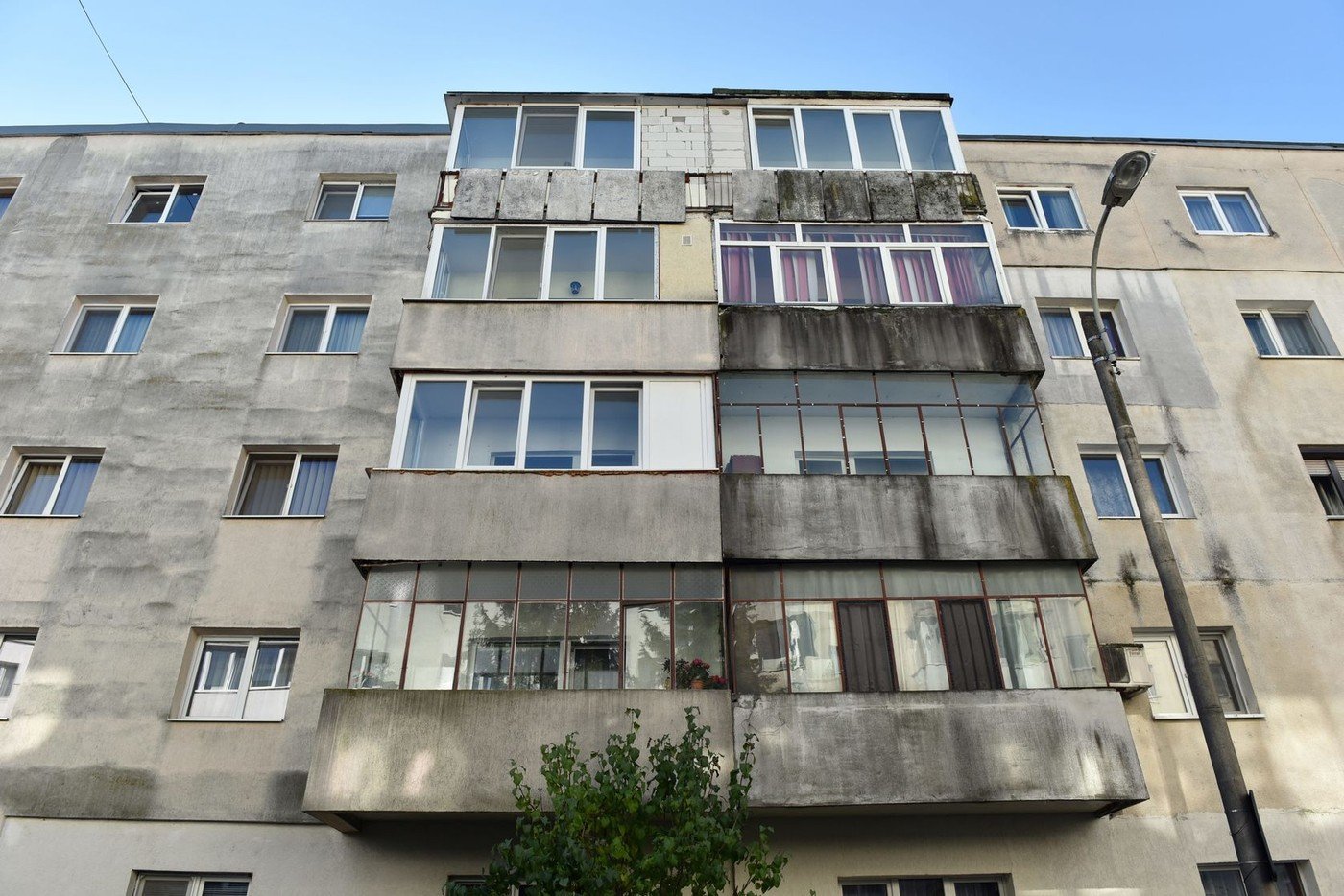 Un program pilot pentru instalarea de lifturi în blocurile fără acces facil ar putea schimba viața a zeci de mii de români Un proiect de lege care vizează instalarea de lifturi în blocurile din România care nu sunt dotate cu astfel de facilități a primit undă verde în comisii