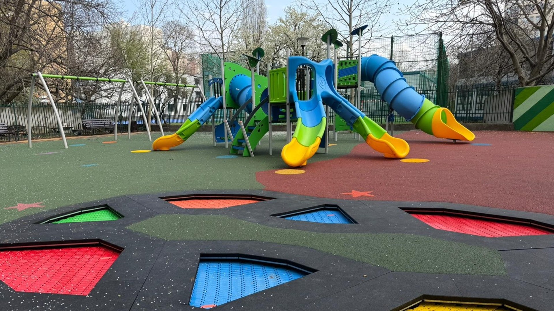 O nouă oază de joacă pentru copii s-a deschis în Sectorul 6 Bucureștenii din Sectorul 6 se pot bucura de un nou loc de joacă, finalizat și dat în folosință sâmbătă, 4 aprilie 2026
