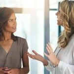 O trăsătură te vinde: Cum influențează 82% din imaginea ta, conform Princeton