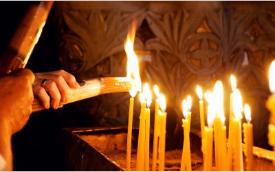 Ce faci cu Lumina Sfântă? Semnificația ritualului după slujbă