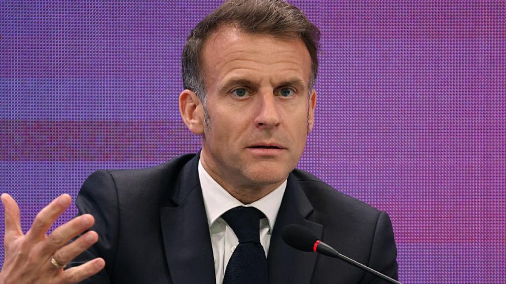 Macron, apel la tinerii francezi: O zi pe lună fără telefoane și mai multă carte