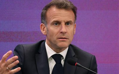 Macron, apel la tinerii francezi: O zi pe lună fără telefoane și mai multă carte