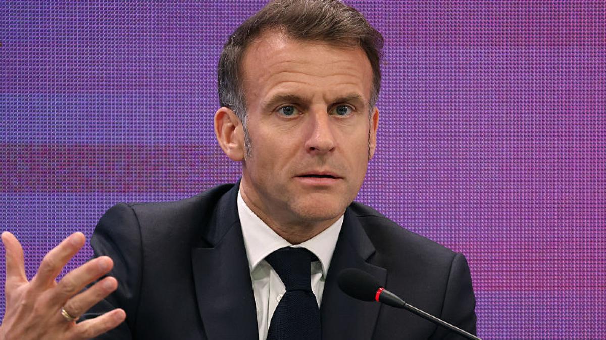 Macron, apel la tinerii francezi: O zi pe lună fără telefoane și mai multă carte