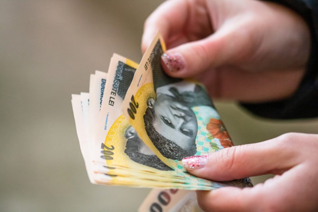 Salarii mai mari, tineri nemulțumiți: De ce nu se simt mai bogați românii?