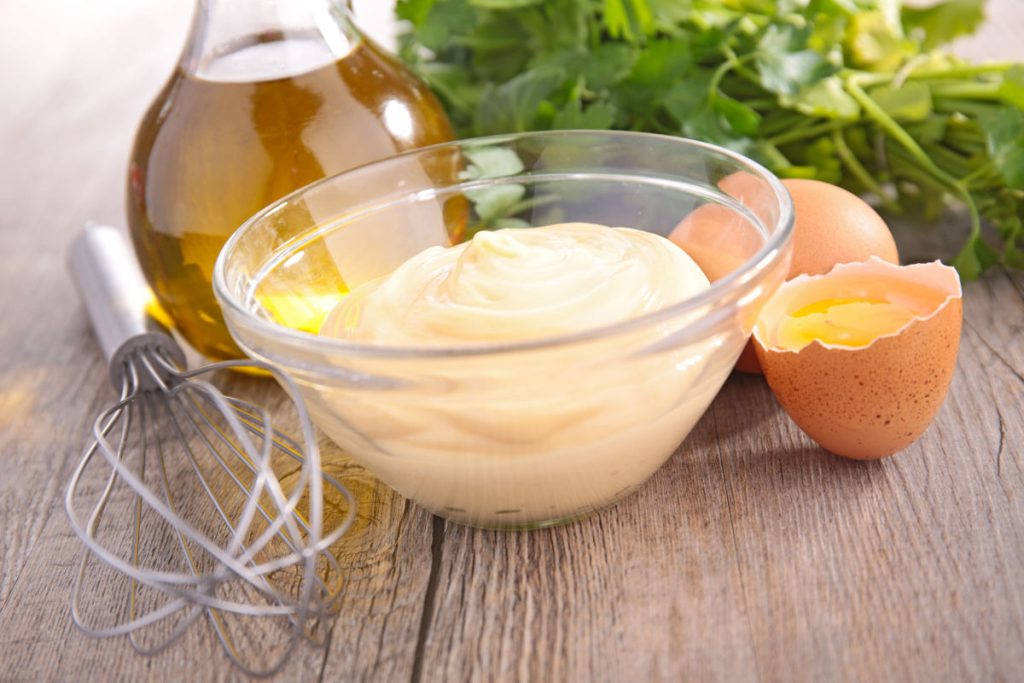 Maioneza de casă, un deliciu simplu și versatil, este mai ușor de preparat decât crezi