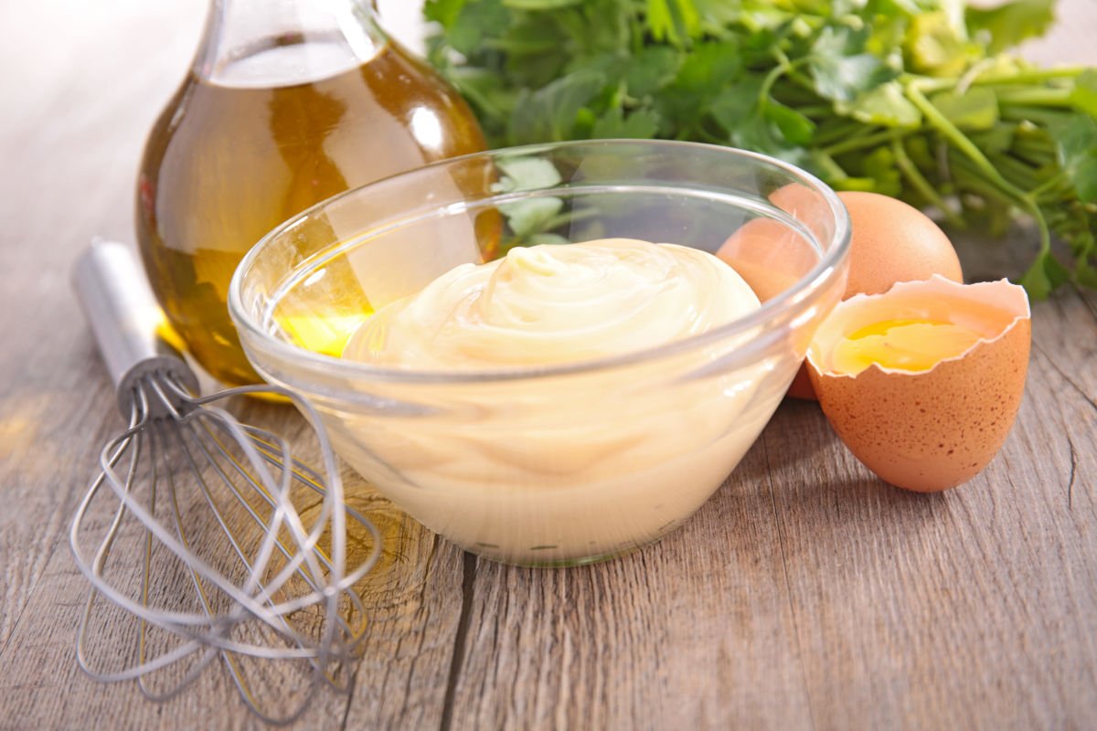Maioneza de casă, un deliciu simplu și versatil, este mai ușor de preparat decât crezi