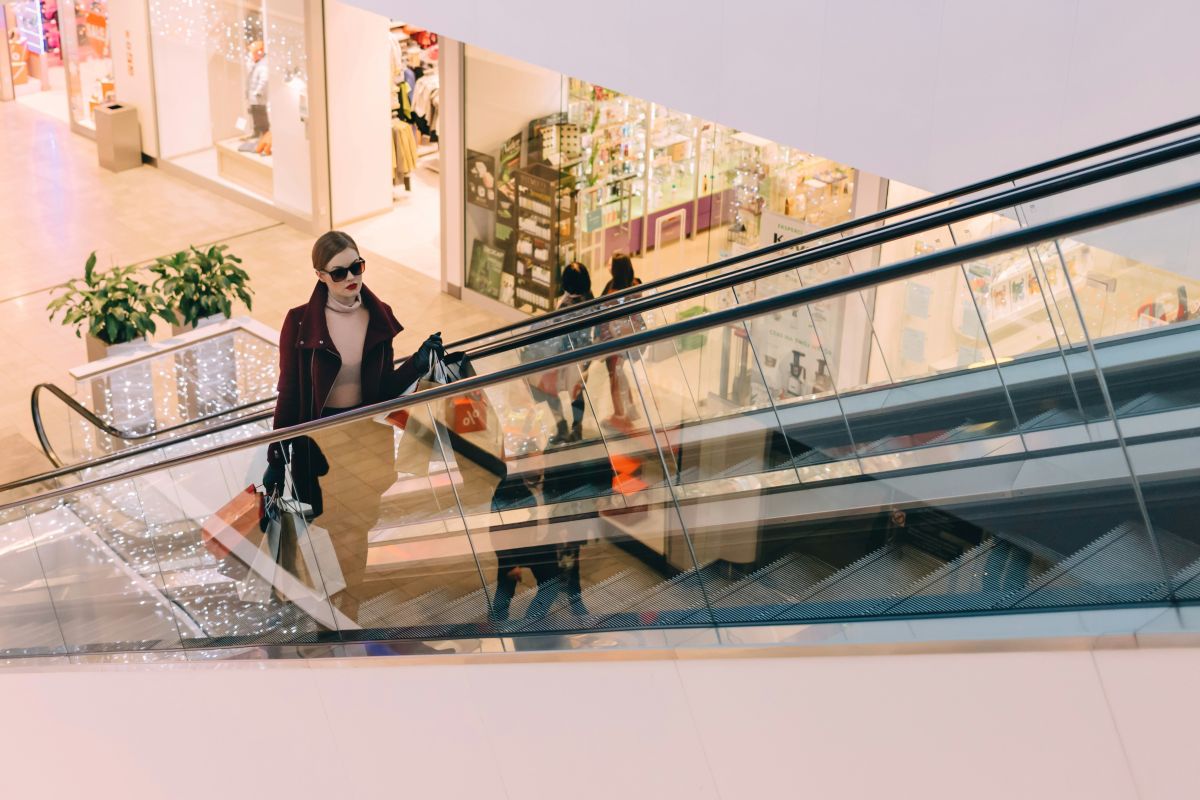 Centrele comerciale din București își adaptează programul pentru sărbătorile pascale Bucureștenii se pregătesc de sărbătorile pascale, iar centrele comerciale din Capitală își modifică programul de funcționare pentru a răspunde nevoilor de cumpărături ale vizitatorilor