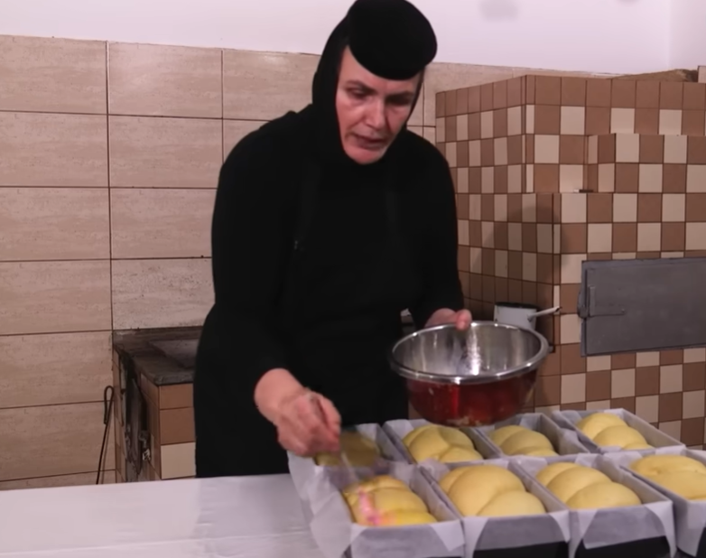 Cozonacii de la Mănăstirea Adam, un simbol al sărbătorilor tradiționale românești, sunt din nou în centrul atenției