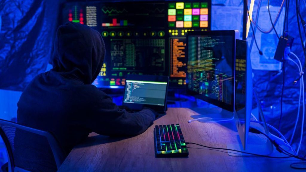MApN, ținta unui atac cibernetic: Zeci de adrese de email, compromise de hackeri ruși
