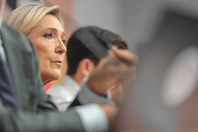 Le Pen, la cină SECRETĂ cu șefii: Francezii de afaceri tatonează extrema dreaptă