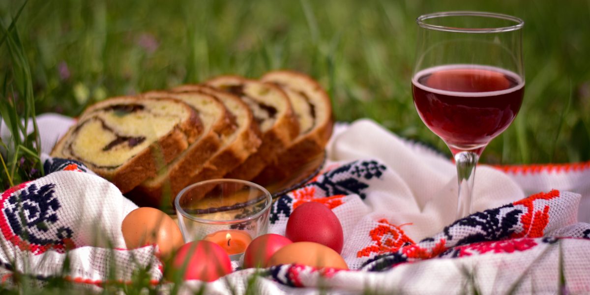 Cât va scoate românul din buzunar pentru masa de Paște în 2026