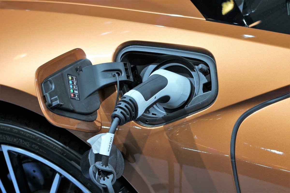 Gratuitate la parcări pentru electricele bucureștene, prelungită până în 2027 Consiliul General al Municipiului București (CGMB) a adoptat joi o hotărâre care prelungește facilitățile privind parcarea gratuită în parcajele publice de utilitate generală pentru autovehiculele electrice