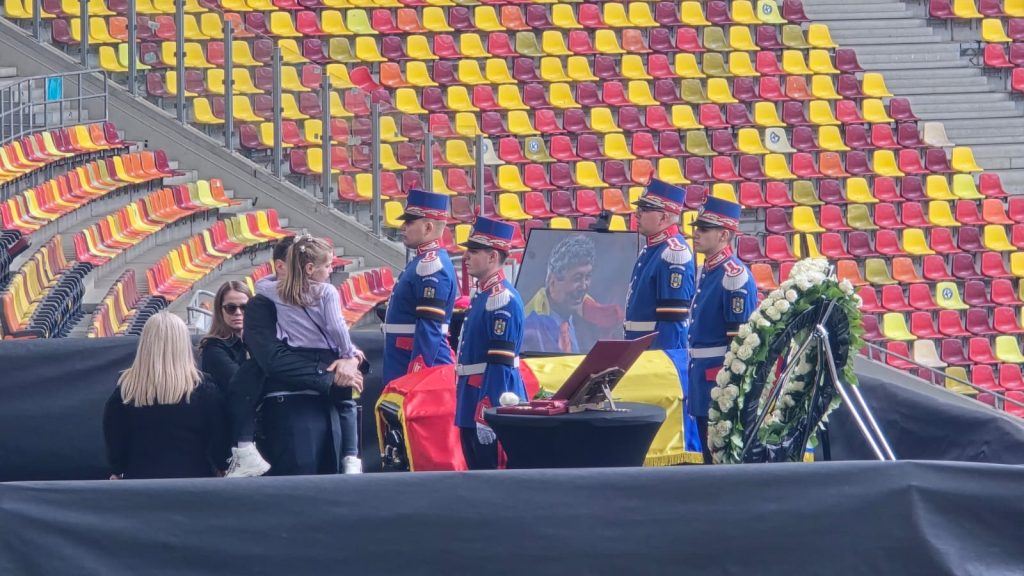 Matei Lucescu, alături de fiica sa, Zoe, a adus un omagiu emoționant la căpătâiul regretatului Mircea Lucescu pe Arena Națională