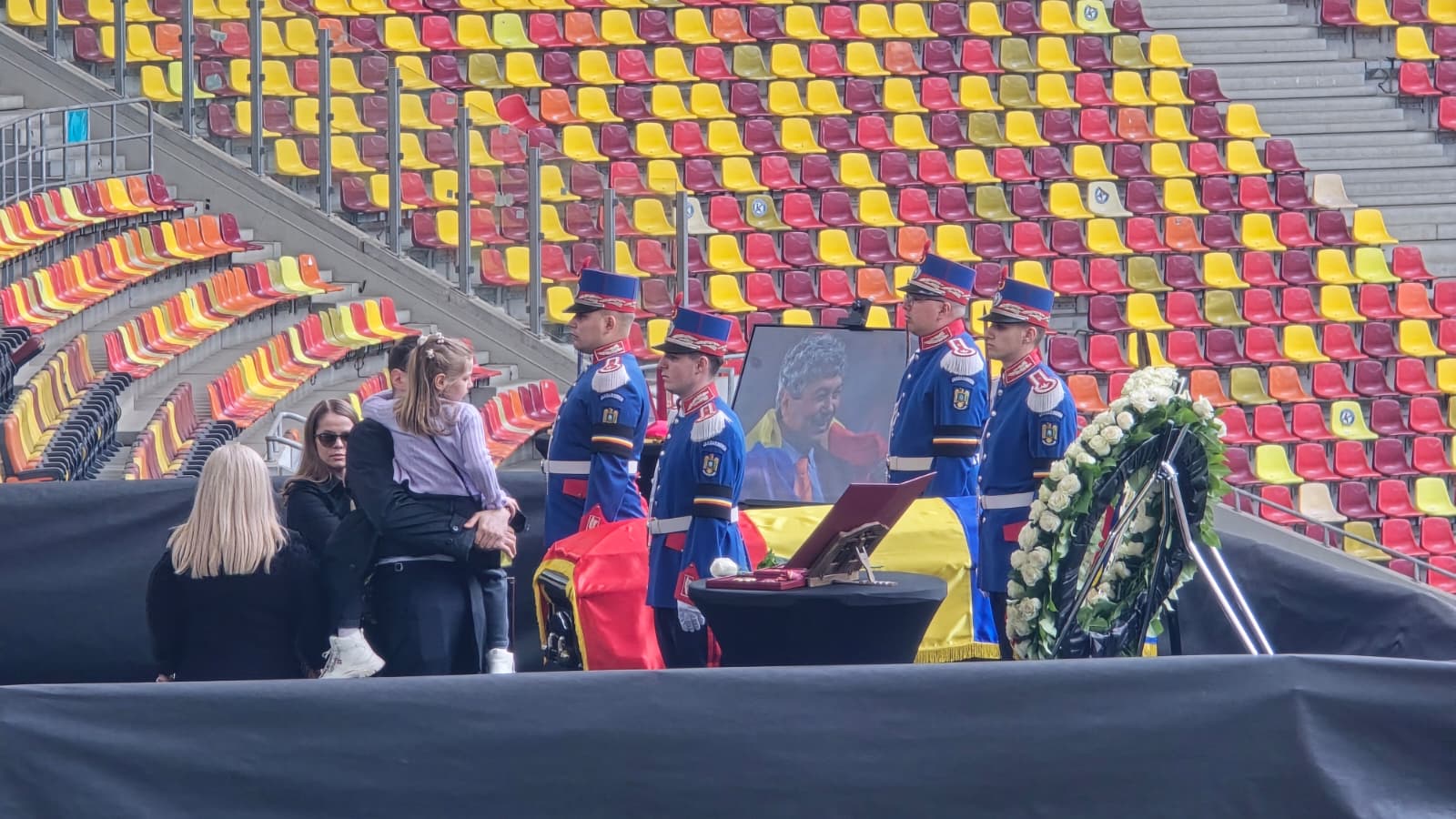 Matei Lucescu, alături de fiica sa, Zoe, a adus un omagiu emoționant la căpătâiul regretatului Mircea Lucescu pe Arena Națională