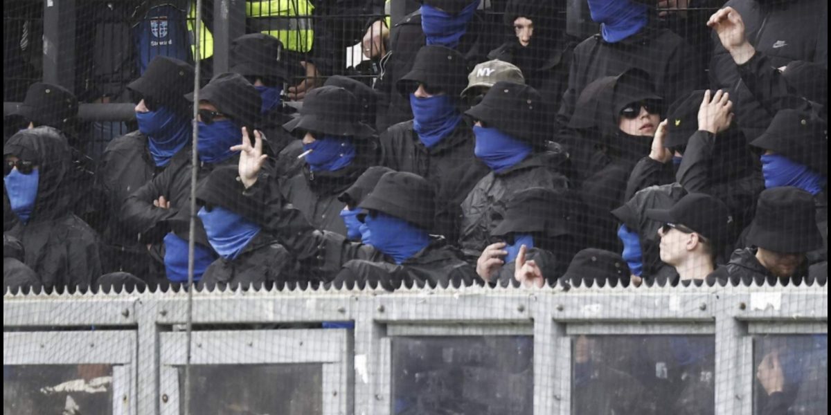 meciul-dintre-go-ahead-eagles-si-zwolle-intarziat-90-de-minute-din-cauza-suporterilor-mascati.jpg - JurnalUrban