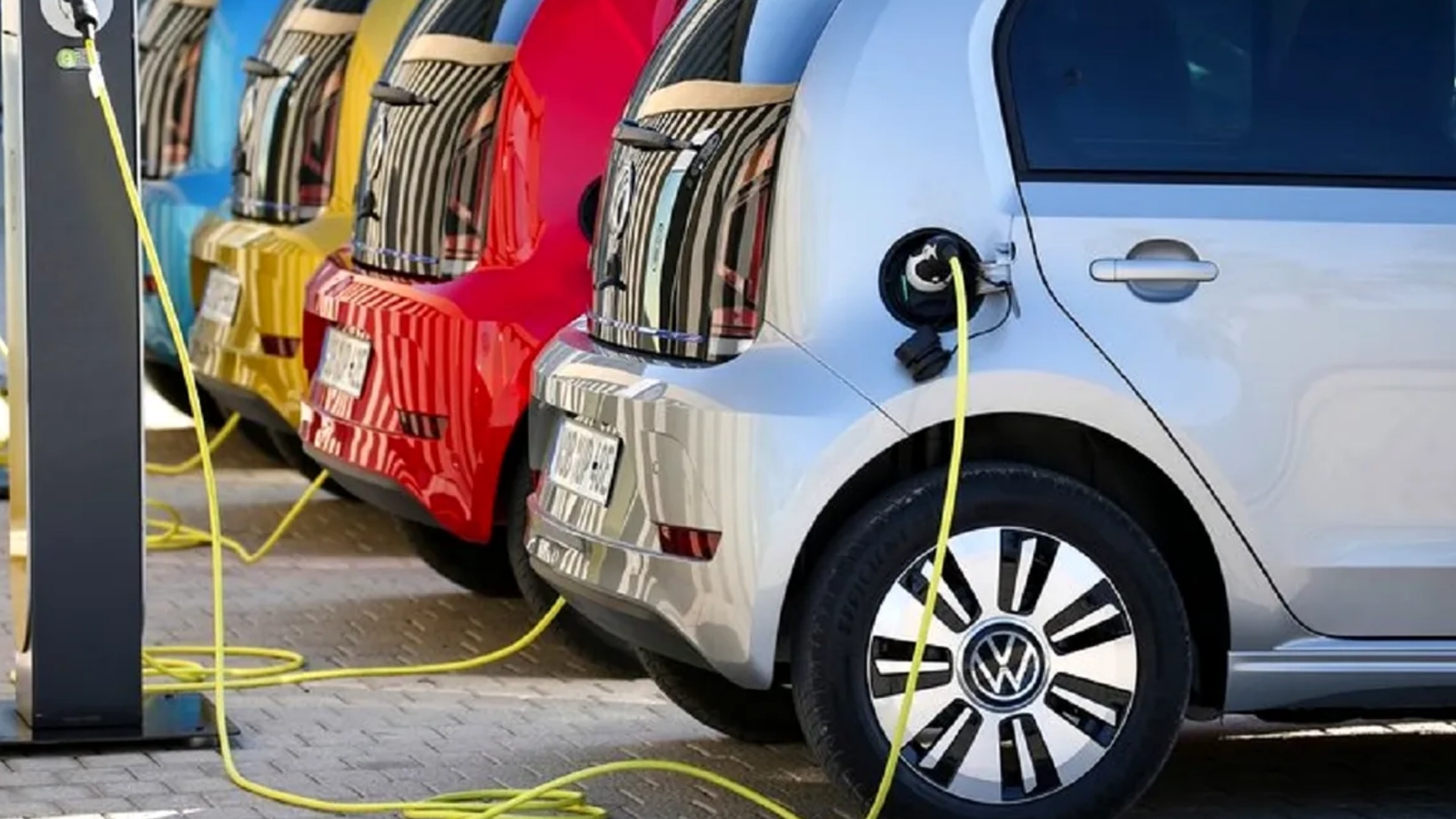 România, explozie pe piața auto: Vânzările de electrice au crescut cu 93% în martie