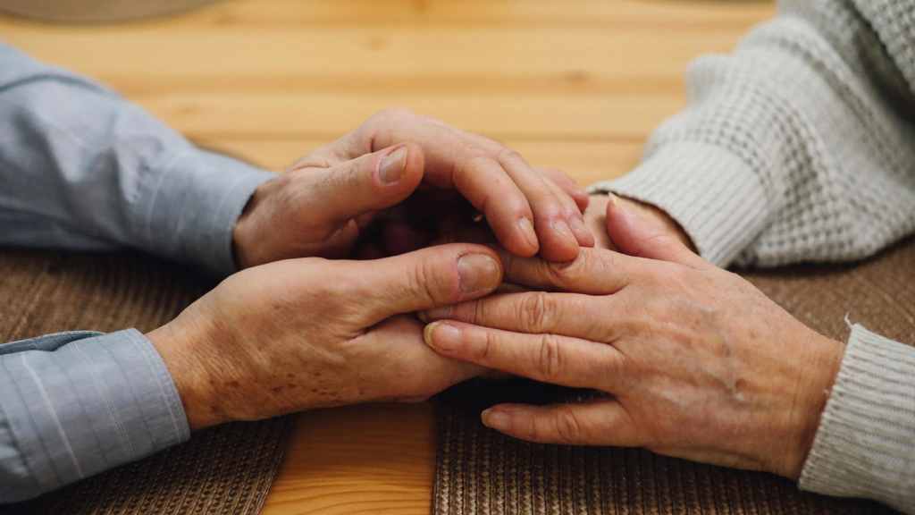 Când te consideră societatea „bătrân”? Studiu extins pe 14.000 de oameni