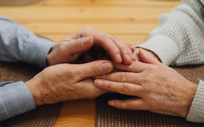 Când te consideră societatea „bătrân”? Studiu extins pe 14.000 de oameni