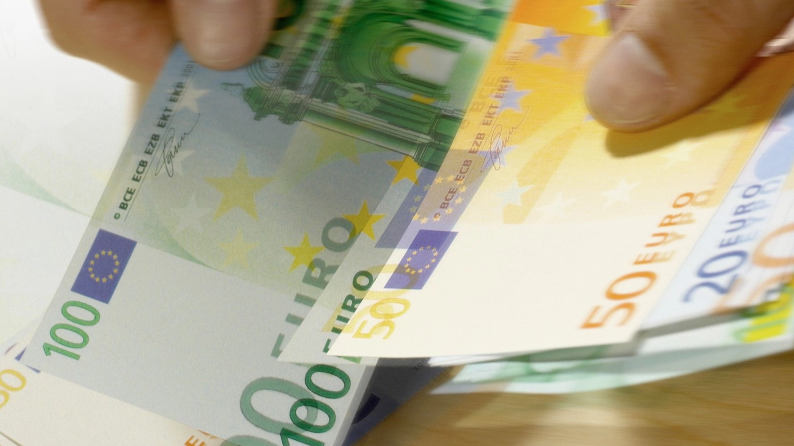 Adio bancnotă controversată: Ce fac cei cu valuta acasă în Europa