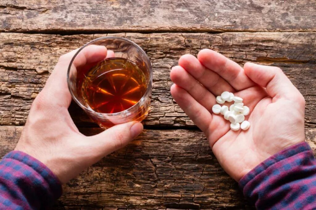 Anti-acide și alcool: Ce riscă organismul după amestecul periculos