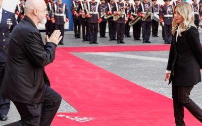 Gestul neașteptat: Premierul, îngenuncheat în fața șefei de guvern din Italia