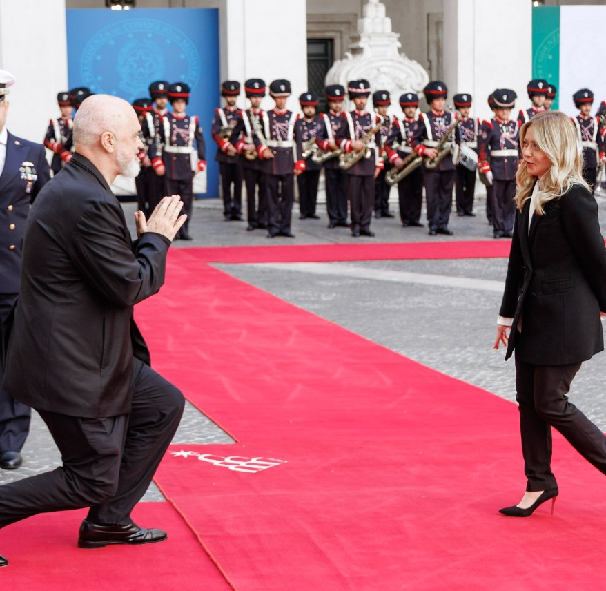 Gestul neașteptat: Premierul, îngenuncheat în fața șefei de guvern din Italia