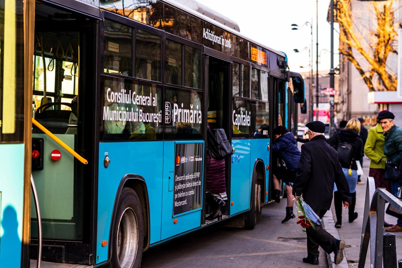 Cât costă transportul public în capitală: ghid practic pentru navetiști Bucureștenii care folosesc zilnic transportul public pentru a ajunge la serviciu pot economisi sume considerabile alegând abonamentele potrivite