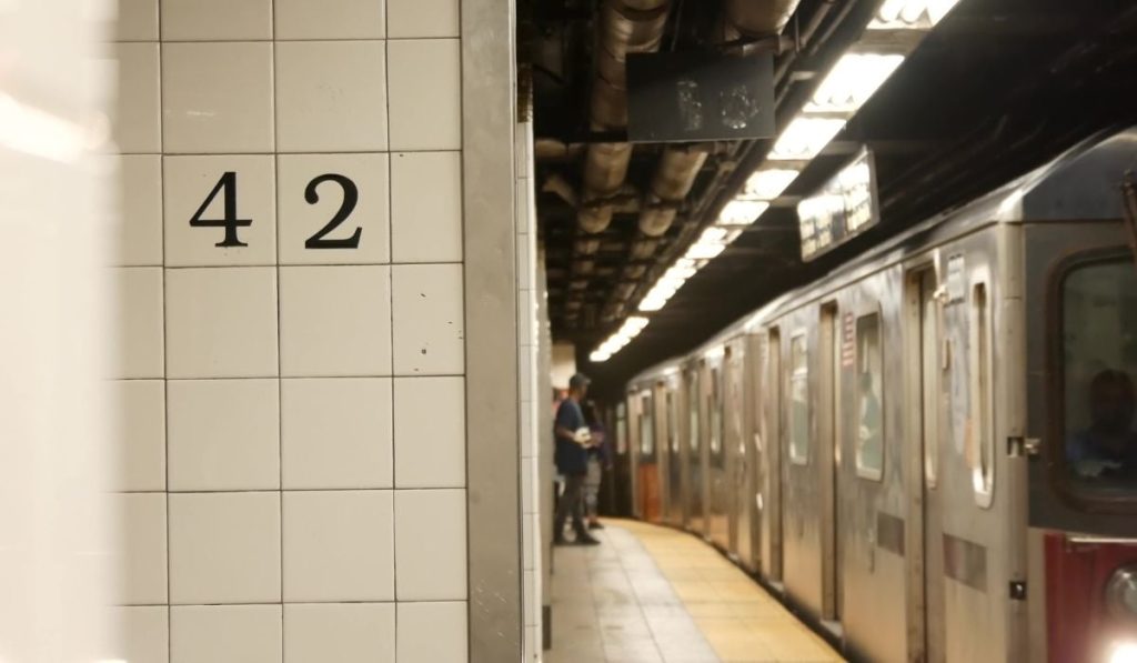 Agresiune șocantă în București: Trei înjunghiați, atacatorul, împușcat