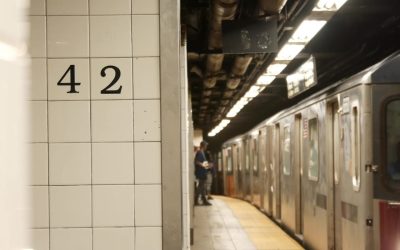 Agresiune șocantă în București: Trei înjunghiați, atacatorul, împușcat