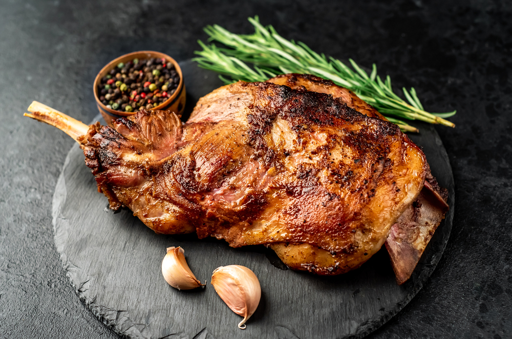 Carnea de miel, vedeta meselor de Paște, riscă să își piardă din savoare dacă nu este preparată corect