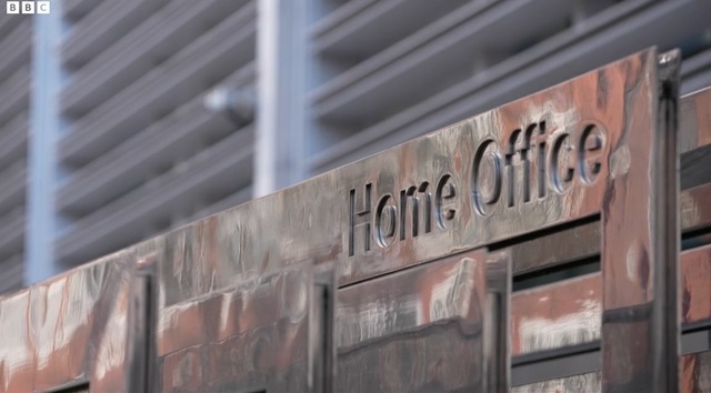 Migranți, ajutați de consultanți să obțină azil: Se dau drept homosexuali – anchetă BBC