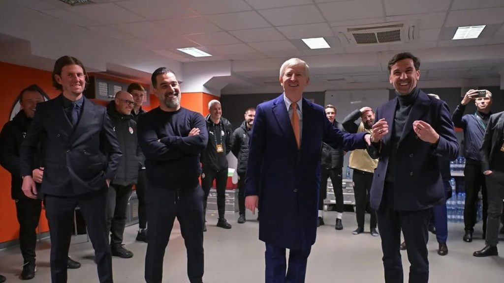 Ahmetov, bijuterie uluitoare la prima apariție după 12 ani