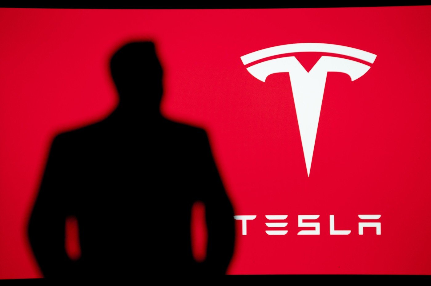 Tesla: „Autonomie” cu supraveghere umană? Recent, în cadrul unei audieri organizate de Comitetul Senatului pentru Comerț, Știință și Transporturi, s-a ridicat din nou problema gradului de „autonomie” real al sistemelor de conducere asistată