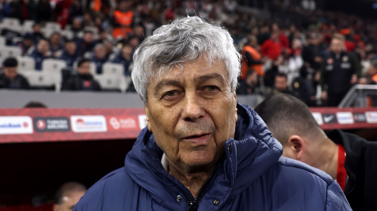Mircea Lucescu, internat de urgență după un infarct miocardic Fostul selecționer al echipei naționale de fotbal a ROMÂNIEI, MIRCEA Lucescu, a suferit un infarct miocardic acut și a fost internat de urgență la Spitalul Universitar de Urgență București