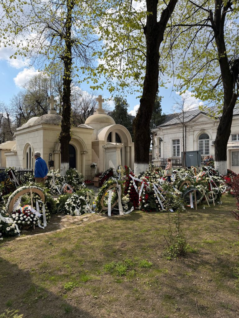 Exclusiv: Pelerinaj de Paște la mormântul lui Mircea Lucescu. Zeci de români, la cavou