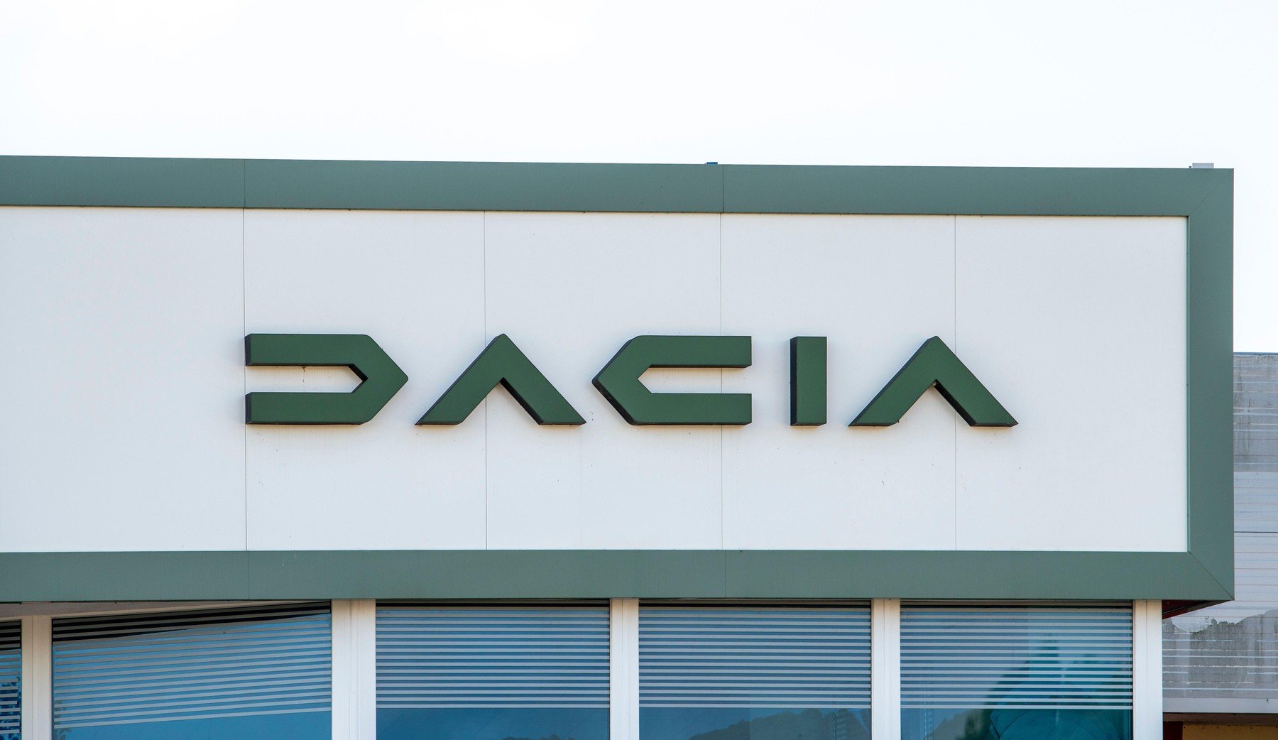 Dacia pregătește o mașină electrică ieftină pentru oraș: Lansare la finalul lui 2026? Potrivit unor informații recente, Dacia ar putea lansa un nou model electric ultra-accesibil, cu un preț de aproximativ 6.000 de euro, până la finalul anului 2026