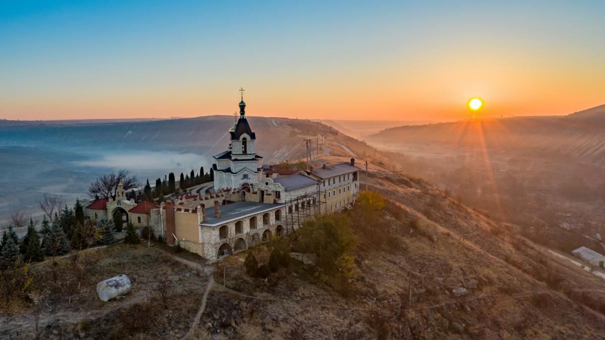 Odată cu creșterea fluxului turistic în țări precum Grecia, Spania, Italia și Franța, un număr tot mai mare de călători aleg să exploreze destinații mai puțin cunoscute, în căutarea unor experiențe autentice și a liniștii