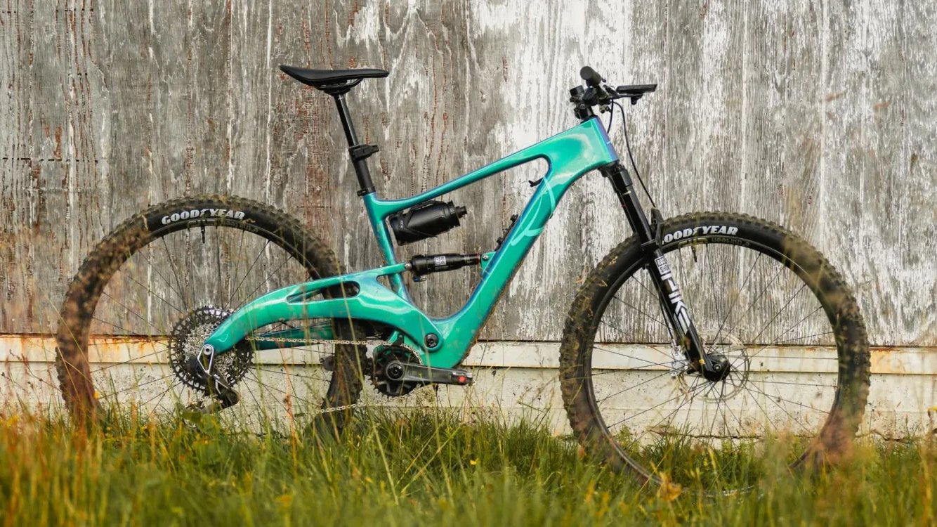 Bicicleta electrică de munte care vrea să păcălească gravitația: eElja de la Lauf Producătorul islandez de biciclete Lauf a lansat modelul eElja, o bicicletă electrică de munte (eMTB) care pune accentul pe greutate redusă și manevrabilitate