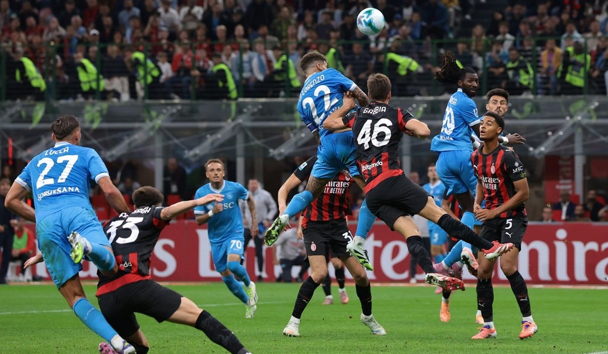 Napoli o învinge pe AC Milan: Campioana se apropie de Inter-ul lui chivu