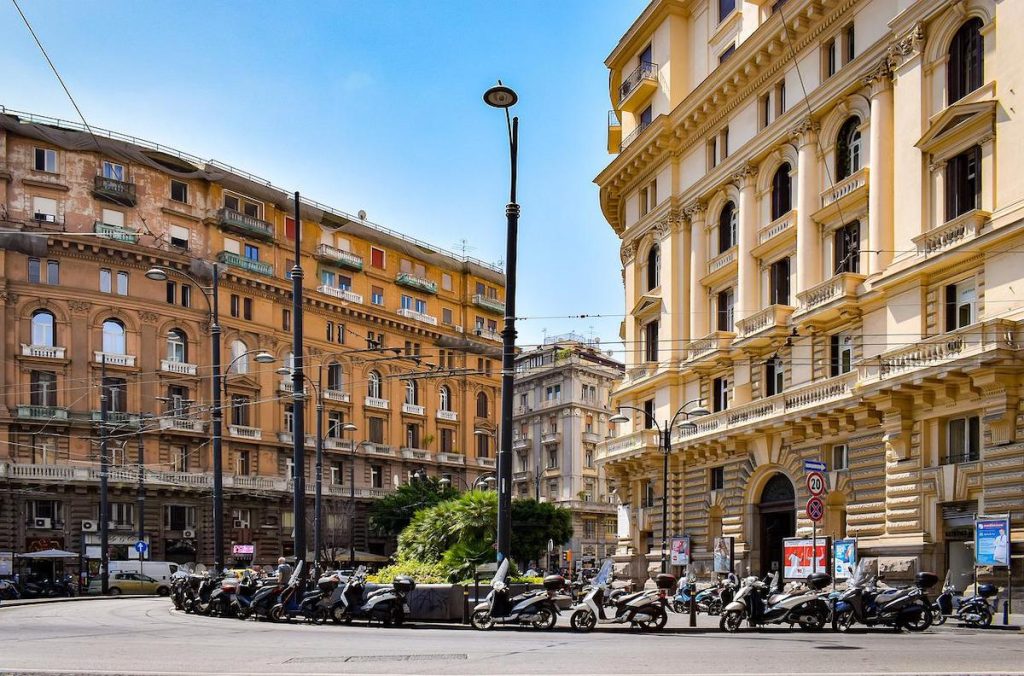 Jaful secolului la Napoli: Hoții au golit o bancă prin canalizare