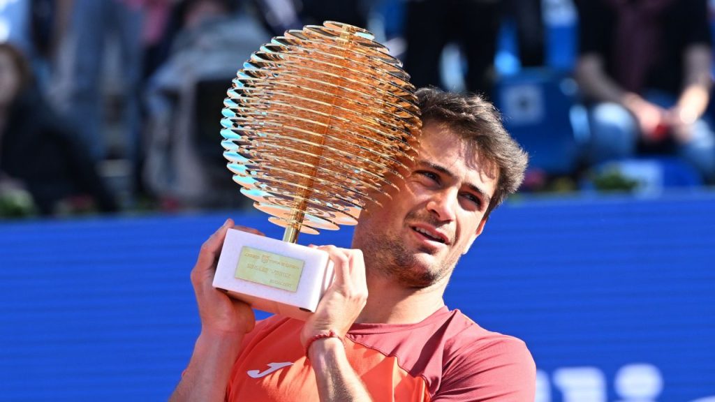 Tenis de poveste: Un nou campion ATP 250 își trece numele pe lista de onoare Turneul ATP 250 de tenis s-a încheiat duminică, cu o finală de poveste care a ținut fanii cu sufletul la gură