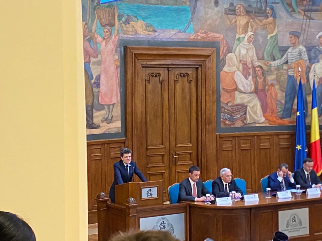 Nicușor Dan: „Trăim un război informațional”. Avertisment la Forumul Educației