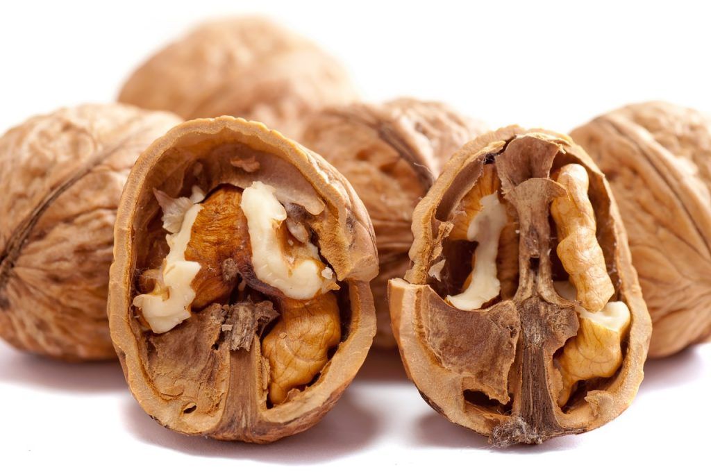 O mână de nuci pe zi: deliciul care vine cu o avertizare București – Chiar dacă sunt considerate un aliment extrem de sănătos, cu multiple beneficii pentru organism, nucile trebuie consumate cu moderație