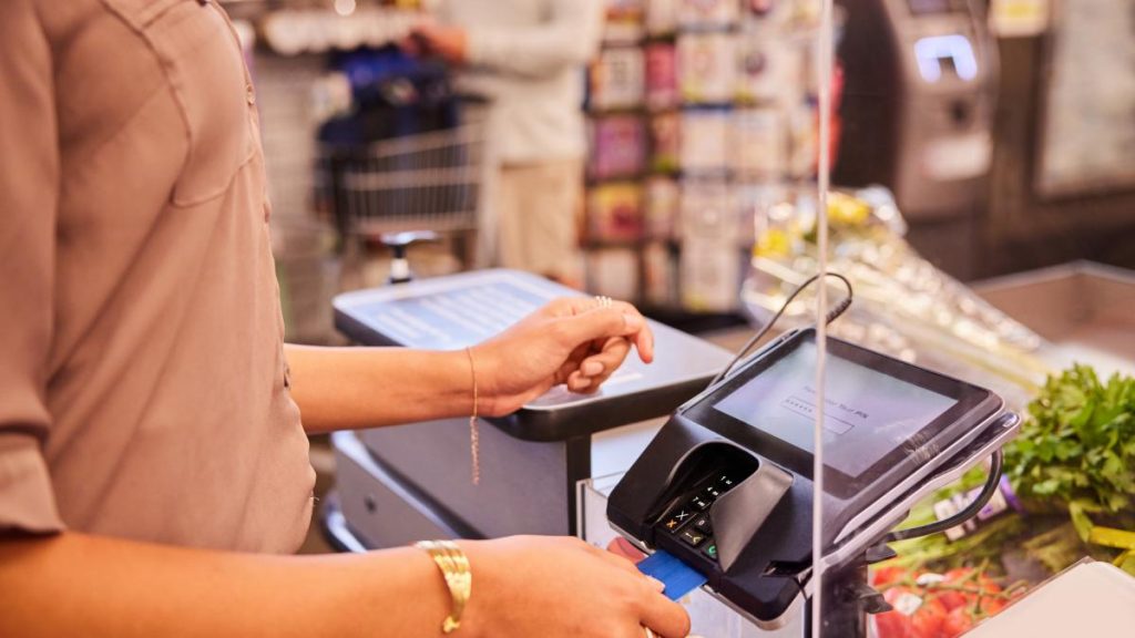 O casieră din Italia, concediată după douăzeci de ani de serviciu, stârnește controverse O casieră care lucra într-un supermarket din Italia a fost concediată după o greșeală aparent minoră: nu a scanat două produse, o tigaie și un strecurător, în valoare totală de 30 de euro