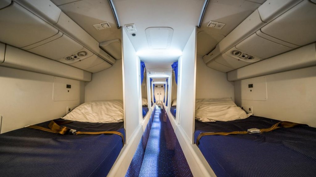 Capsule de dormit la clasa economică: Ce NU au voie pasagerii