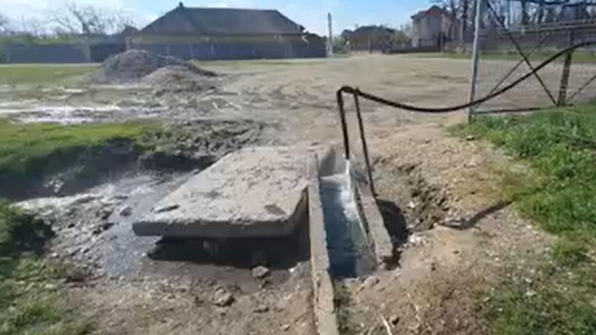 O resursă naturală de preț, apa termală, este irosită de aproape cinci decenii în comuna Dindești, județul Satu Mare